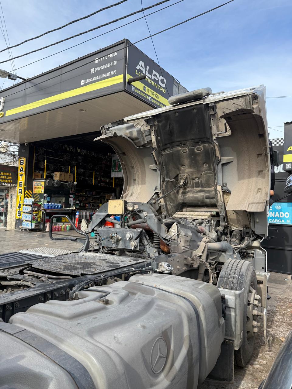 Equipo actual frente al local